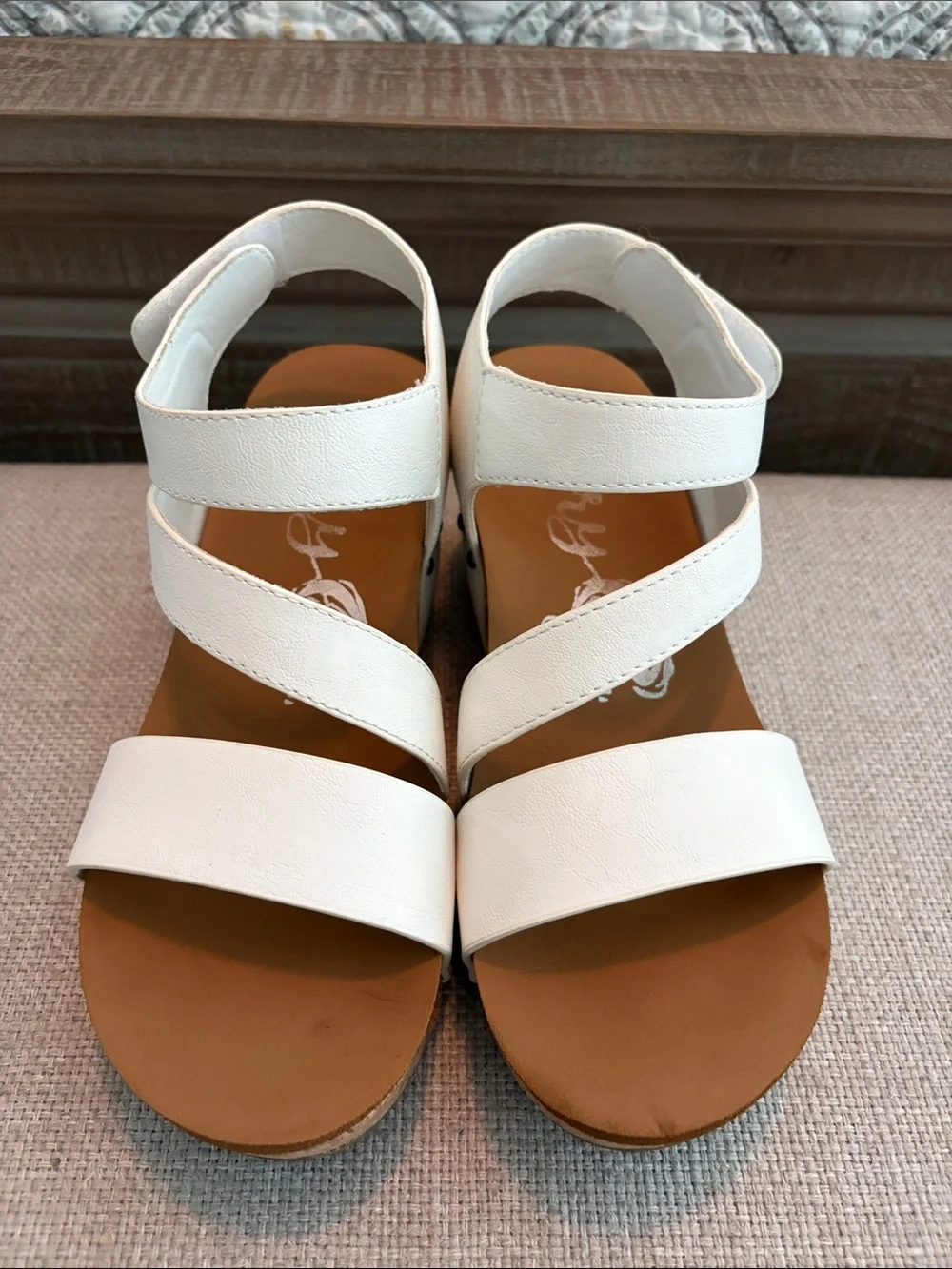Very G white faux leather sandals, size 8.5. - Picture 1 of 10